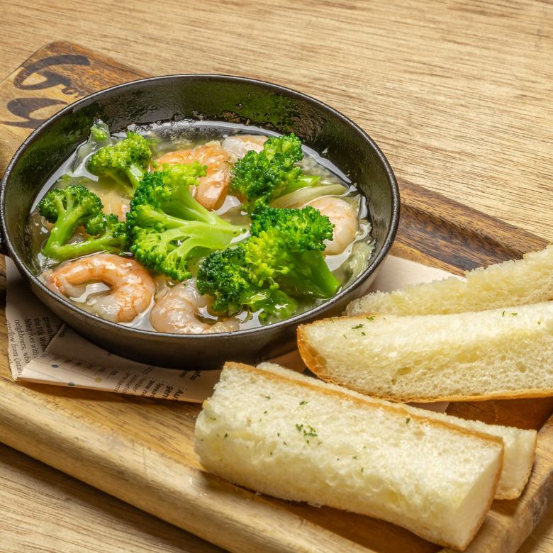 エビとブロッコリーのアヒージョ