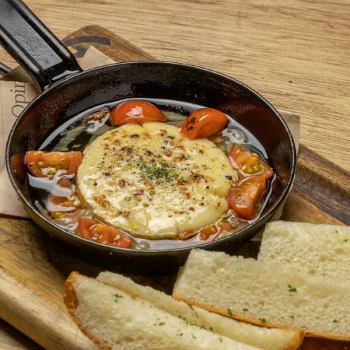 カマンベールチーズとトマトのアヒージョ