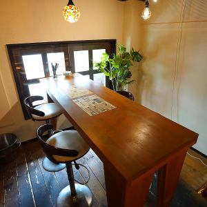 我們有可容納5人的高腳桌椅。