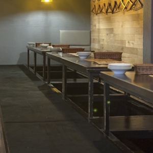 我們有一個下沉式暖桌房間,共有 24 個座位。(最多30人)請將此座位區用於大型宴會。