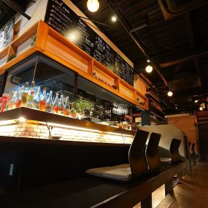 我們有18個吧台座位,氣氛很好。