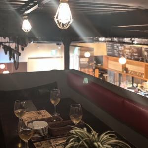 我們有可容納 8 人和 6 人的閣樓座位,每個座位都能欣賞到餐廳的全景。