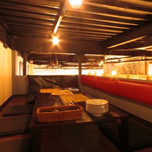 8명, 6명용의 점내를 일망할 수 있는 로프트석을 각 1석마다 준비하고 있습니다