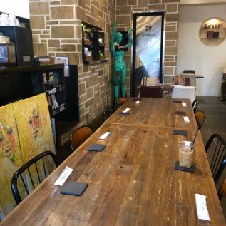 It is a beautiful wood grain table where four adults can sit comfortably.We recommend a seat that still has plenty of room even after lining up lunch for four!