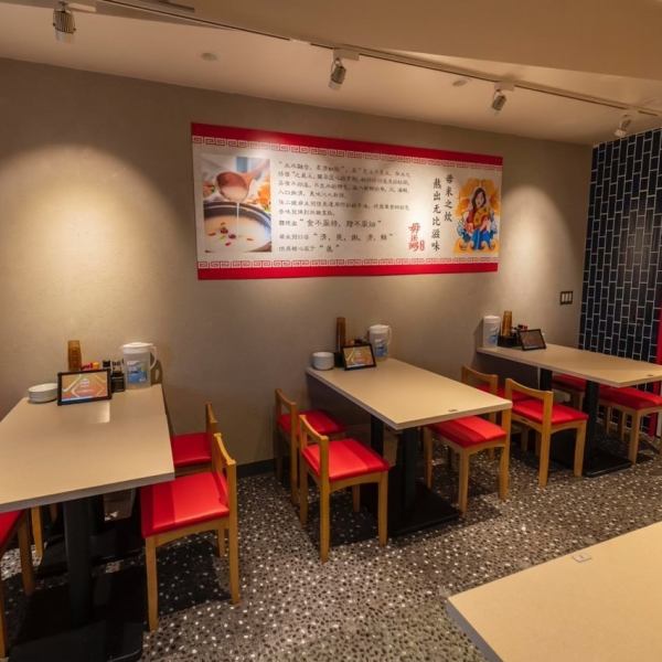 Based on gray and white, it has a calm atmosphere, and the appearance and red chairs have a Chinese feel.It can be used in a variety of situations, regardless of the number of people or age, from small groups to large groups.1 minute walk from Takadanobaba station, excellent access!