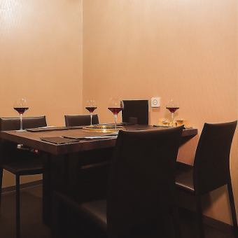 【～4名様　テーブル席個室】黒で統一されたモノトーンの空間は、ご会食や接待などビジネスシーンでのご利用にも最適です。個室席だからこそ味わえる奥行きのある時間を是非ご堪能ください。