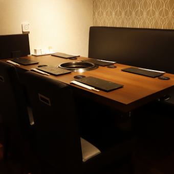 [Private room with table seats for up to 6 people] There is a sofa seat on one side, so you can relax and relax.It can be used not only for dates and entertainment, but also for meals without water for the whole family.Please spend a private time in a private room with peace of mind.