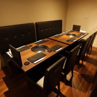 [Private room with table seats for ~ 10 people] The space is chicly arranged in wood and black color and has a calm atmosphere.Please enjoy high quality meat relaxedly in our shop like an adult hideaway.Private rooms with table seats that can seat up to 10 people are also recommended for business scenes such as girls-only gatherings, celebrations between friends, and entertainment.