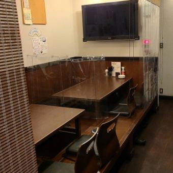 コロナ感染対策として、テーブルの間にビニールを設置しています！お客様との距離を空け、感染対策をしております。