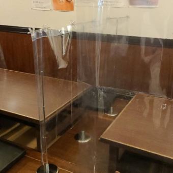 各席に間仕切りのビニールを設置！