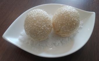 Sesame dumplings (2 pieces)