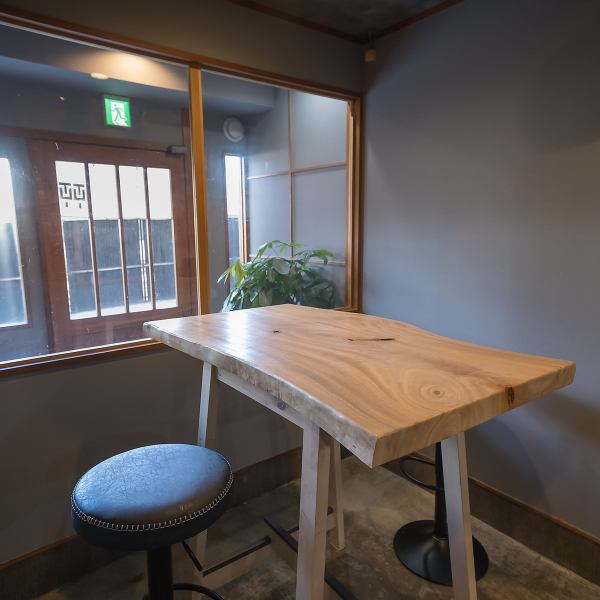 【スタンディング席で特別なひとときを◎】当店には、気軽に立ち寄れるスタンディング席もご用意しています！最大4名様までご利用可能で、お一人様でも気軽にお楽しみいただけるお席です。立ち呑みスタイルで、ご友人や同僚とサクッと一杯楽しむのにもぴったりの空間。忙しい日常の合間に、リフレッシュしてください♪