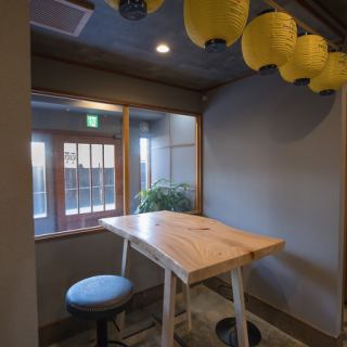 【ご友人との楽しいひとときに♪ 4名様掛け×1卓】地元の友人との語らいにぴったりなテーブル席をご用意しています！リラックスした雰囲気の中で、思い出話に花を咲かせてください♪みんなでシェアできるおばんざいや季節料理を囲んで、心落ち着くご友人と共に、こだわりの料理を楽しみながら特別な時間お過ごしください！