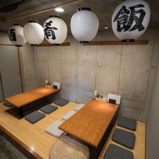 【女子会にピッタリ！ママにも嬉しい掘り炬燵席！ 7名様掛け×2卓】掘り炬燵のお席完備！落ち着いた空間で、女子同士の楽しい会話を楽しんでください♪季節ごとのおばんざいを楽しみながら、ゆったりとした時間をお過ごしいただけます。記念日・誕生日などのお祝いの席や、のんびりしたいときにもピッタリです☆