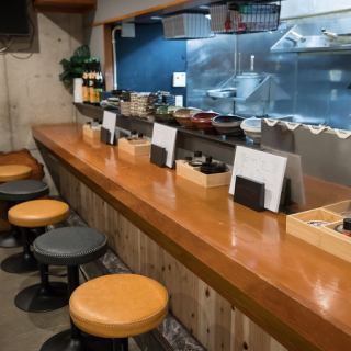 【デートにも最適◎ カウンター7席】二人の距離が近づく横並びのカウンター席で特別な時間をお過ごしください♪デートにぴったりの雰囲気で、大切な方との会話も楽しめます。手作りのおばんざいと共に、思い出を作りましょう！居心地の良さとプライベート感が魅力のお席で、特別なひとときを演出いたします♪