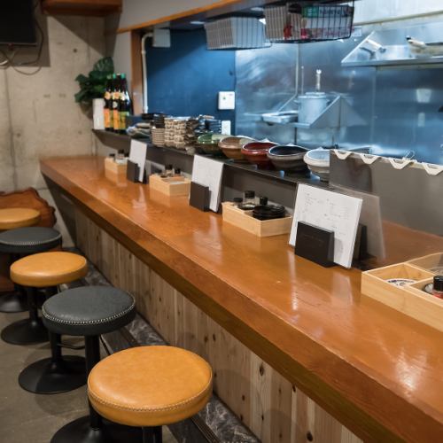 【デートにも最適◎ カウンター7席】二人の距離が近づく横並びのカウンター席で特別な時間をお過ごしください♪デートにぴったりの雰囲気で、大切な方との会話も楽しめます。手作りのおばんざいと共に、思い出を作りましょう！居心地の良さとプライベート感が魅力のお席で、特別なひとときを演出いたします♪