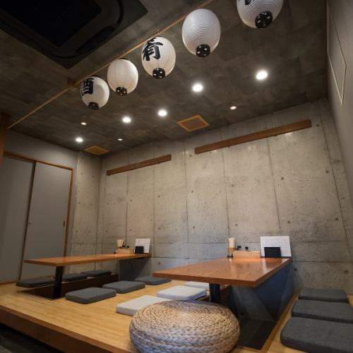 【会話が弾む座敷席　7名様掛け×1卓】落ち着いた照明と温かみのあるインテリアがリラックスした雰囲気を演出します。店主こだわりの手作りのおばんざいを囲んで、ご友人やご家族との楽しい会話が繰り広げられる特別な時間をお過ごしください。老若男女問わず楽しめる居酒屋で心地よいひとときをお楽しみいただけます♪