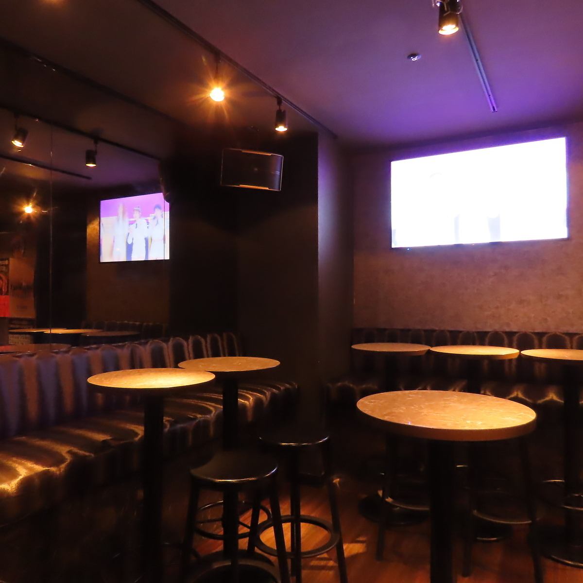 新宿駅徒歩5分！ラグジュアリーな空間で堪能できるカラオケ＆ダーツバー