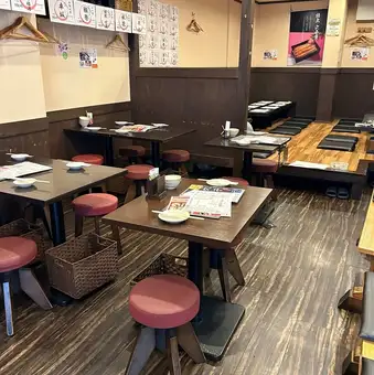 2名～14名様まで対応可能です。通常は４～6名様用ですが大人数の場合でも対応させて頂きます。接待・会食時には最適です