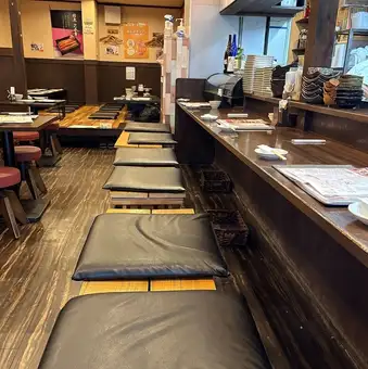 2名掛けのゆったりとしたベンチシートになってます。お一人様でもくつろげます。調理などのライブ感が楽しめます。