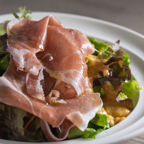Garden salad with Spanish ham and soft-boiled egg