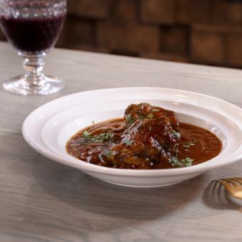 Tuscan-style red wine stew of domestic beef that changes daily “Peposo”