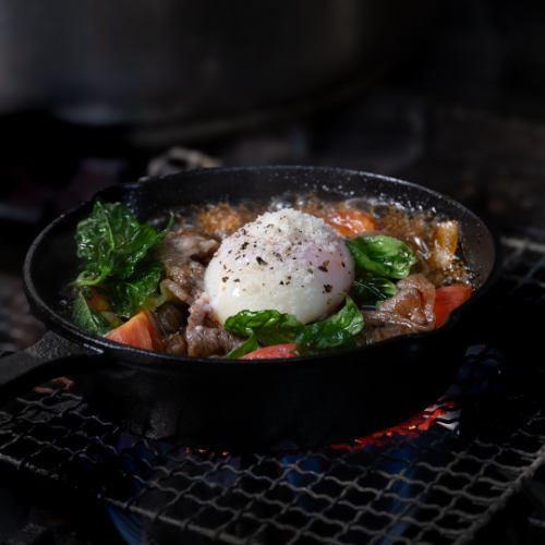 トマトとバジル 香る和牛のイタリアンすき焼き仕立て温玉パルメザンチーズ