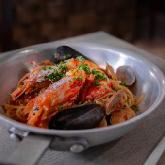 大海老と魚介の漁師風トマトソース「ペスカトーレ」