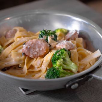 サルシッチャと黒トリュフ、ブロッコリーのノルチャ風クリームソース