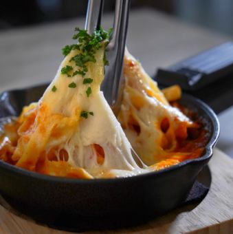 粗挽き肉と木の子のラグー とろけるチーズのグラタン仕立て