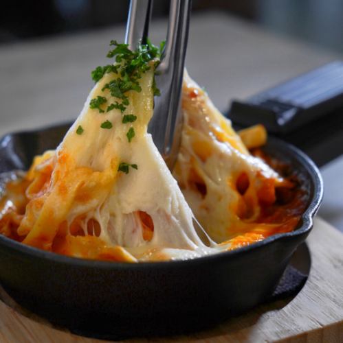 粗挽き肉と木の子のラグー とろけるチーズのグラタン仕立て