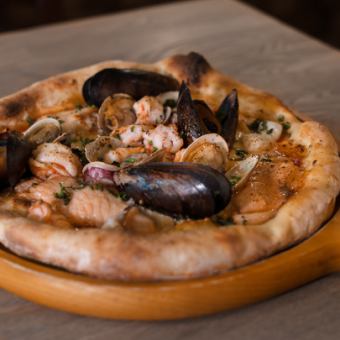 ペスカトーレ(トマトソース・チーズ・サーモン・ヤリイカ・海老・ズワイ蟹・あさりちゃんムール貝)