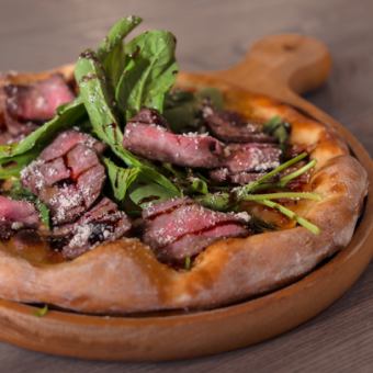 ビステッカロッサ(トマトソース・チーズ・ローストビーフ・ルッコラ・バルサミコ)