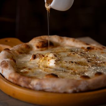 クアトロフォルマッジ(クリームソース・チーズ・グラナ・ゴルゴンゾーラ・モザレラ・ハチミツ・黒胡椒)