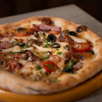 カプリチョーザ(トマトソース・チーズ・ベーコン・サラミ・きのこ・オリーブ)