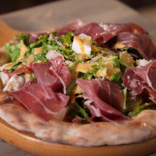 オルトラーナ(トマトソース・チーズ・生ハム・サラダ・モッツァレラ)