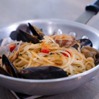 什锦贝类和樱桃番茄 bottarga peperoncino