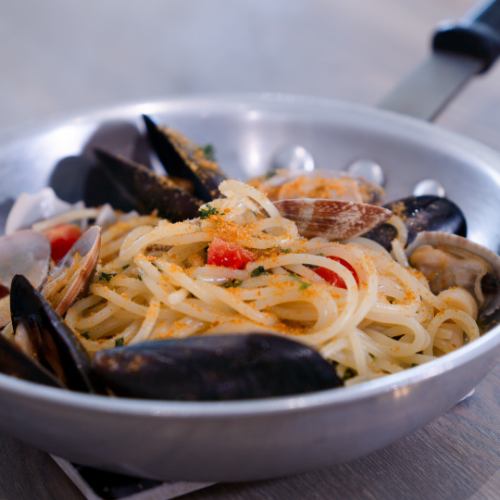 什锦贝类和樱桃番茄 bottarga peperoncino