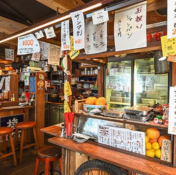 1階の屋台エリアには立ち飲み席とテーブル席があり、活気あふれる賑やかな雰囲気が魅力です◎お仕事帰りのサク飲みや友人との飲み会にぴったりで、気軽にお立ち寄りいただけます。自慢のうなぎ串焼きと地酒を囲んで、楽しいひとときをお過ごしください。