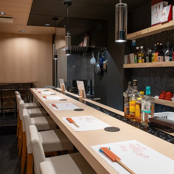 肩肘を張らないで和食料理を楽しめる当店は、20代の若い世代から幅広い層の方々に気軽にご来店いただける雰囲気です♪一見様でもフラッと立ち寄りやすい温かみがあり、気さくな女将が程よい距離感で皆様をお迎えいたします。大切な方との語らいに最適な落ち着いた空間が広がります◎お一人様でもお気軽にお越しください！