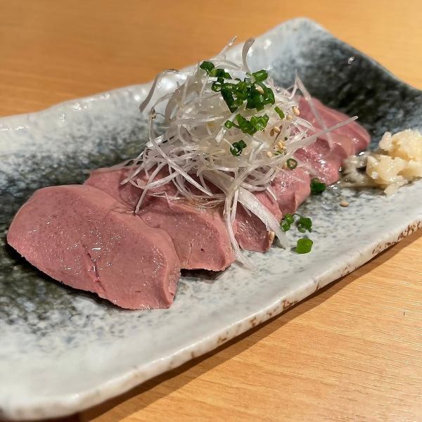Slowly cooked at a low temperature, the meat sashimi is full of delicious meat!