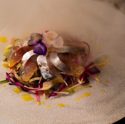 瞬間燻製した五島アジのスモーク生ハム仕立て