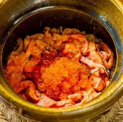 締めにも主役にもなる土鍋「和牛といくらの土鍋ご飯」