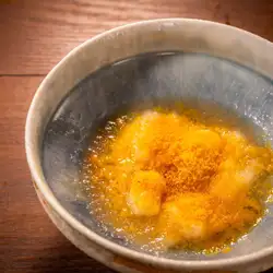 炸豆腐配魚子醬和蘿蔔泥醬