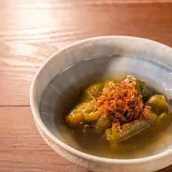 用山椒慢燉整顆甜椒和乾沙丁魚