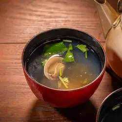 用上等頭道湯汁蒸煮蛤蜊。