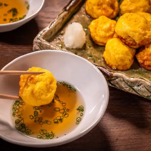 玉子燒（日式煎蛋捲）與高湯一起食用