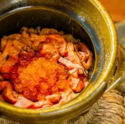 和牛牛肉配鮭魚籽飯，用陶罐烹調