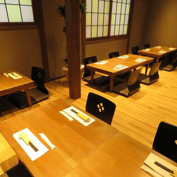 All seats are tatami mat specifications.Since there is a roll curtain between the seats, it feels like a semi-private room♪ 4 seats x 3 and 2 seats x 1.Each seat is widely available, so it seems like you'll have to stay longer...For a break between work, a relaxing girls-only gathering, or after work!