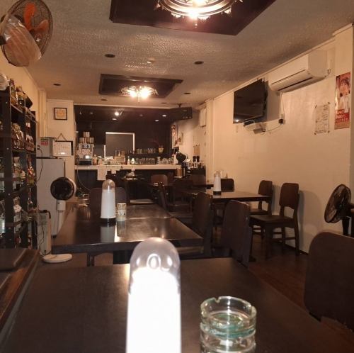 <p>店内は常に活気があふれ、明るく丁寧な接客が印象的で、初来店でもすぐに打ち解けられるアットホームな雰囲気が魅力です。おひとり様での利用も歓迎されており、ふらっと立ち寄って軽く一杯・・・そんな使い方にもピッタリ。料理もドリンクもリーズナブルで、地元の"いつもの一軒”として根強い人気を誇ります。</p>